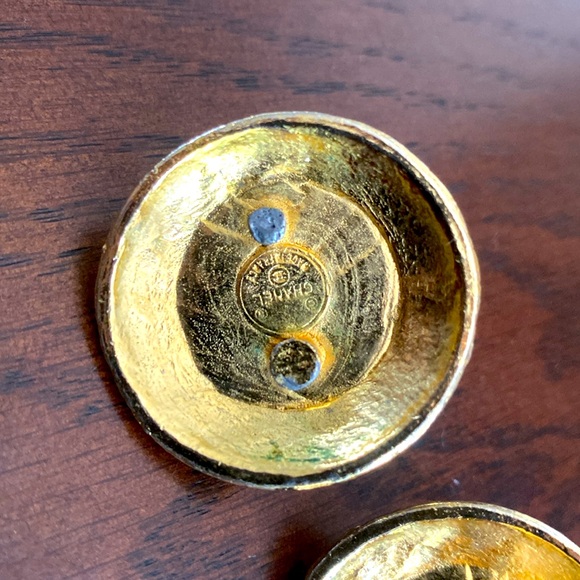 Chanel earrings-authentic vintage- 1 pc is broken. - Picture 3 of 8